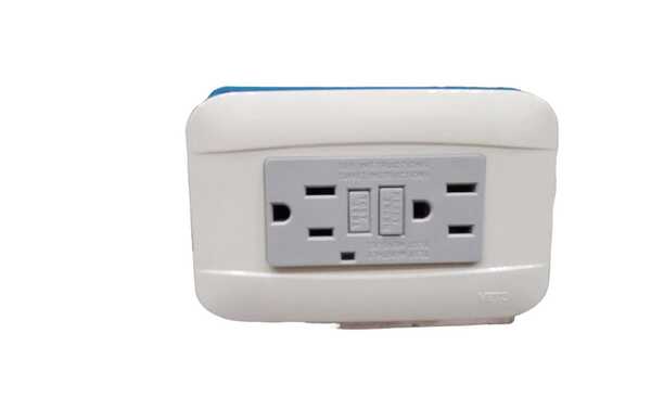 TOMACORRIENTE CREMA VETO GCFI 36441
